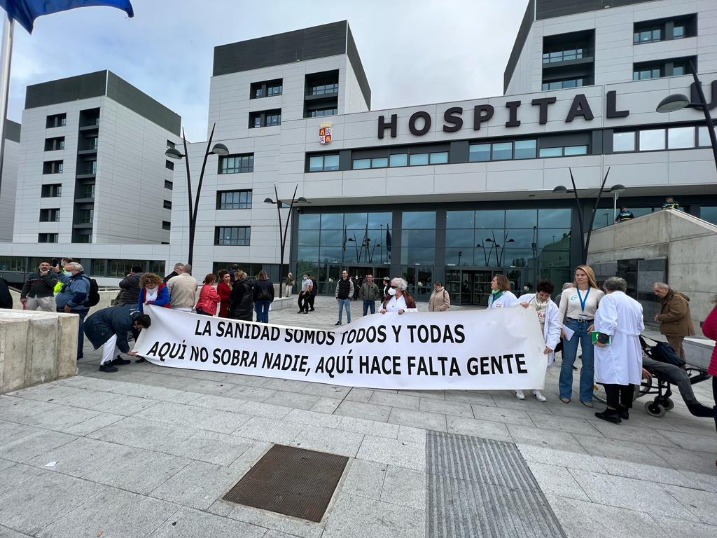 Concentración de los trabajadores de mantenimiento por la privatización del servicio en el hospital de Salamanca. Fotos S24H (4)