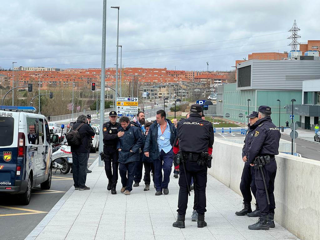 Concentración de los trabajadores de mantenimiento por la privatización del servicio en el hospital de Salamanca. Fotos S24H (7)