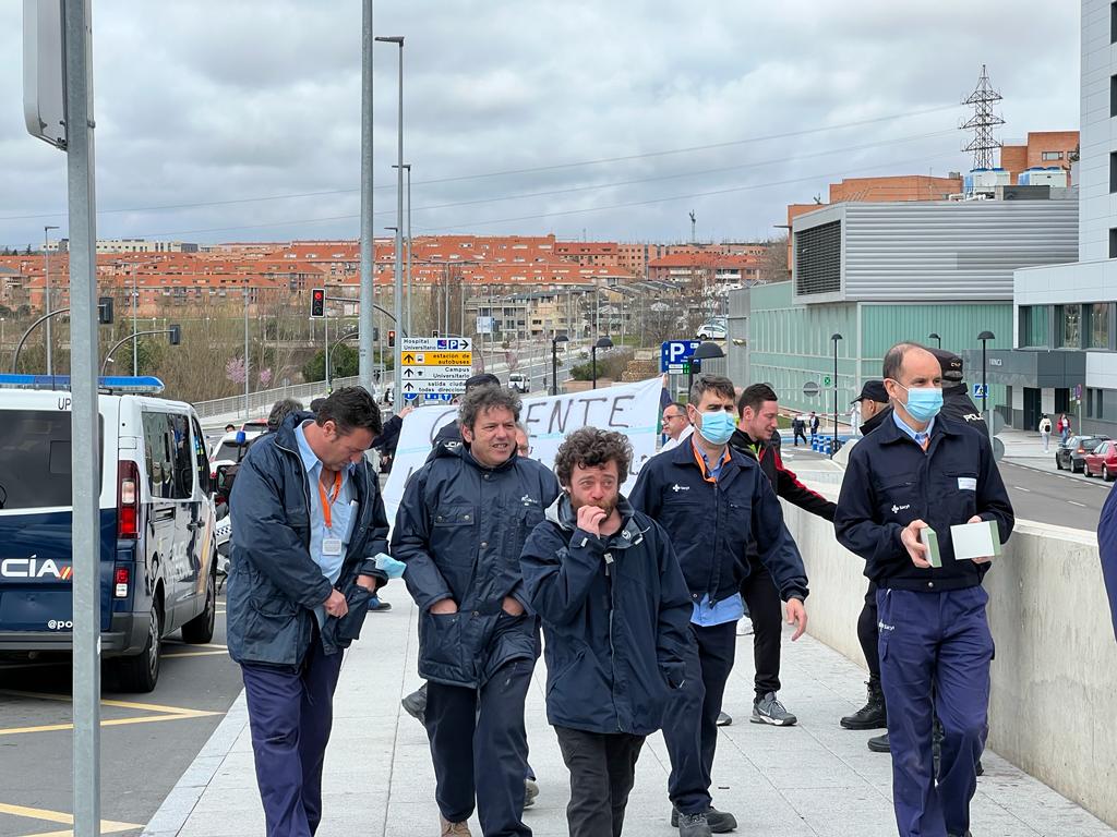 Concentración de los trabajadores de mantenimiento por la privatización del servicio en el hospital de Salamanca. Fotos S24H (9)