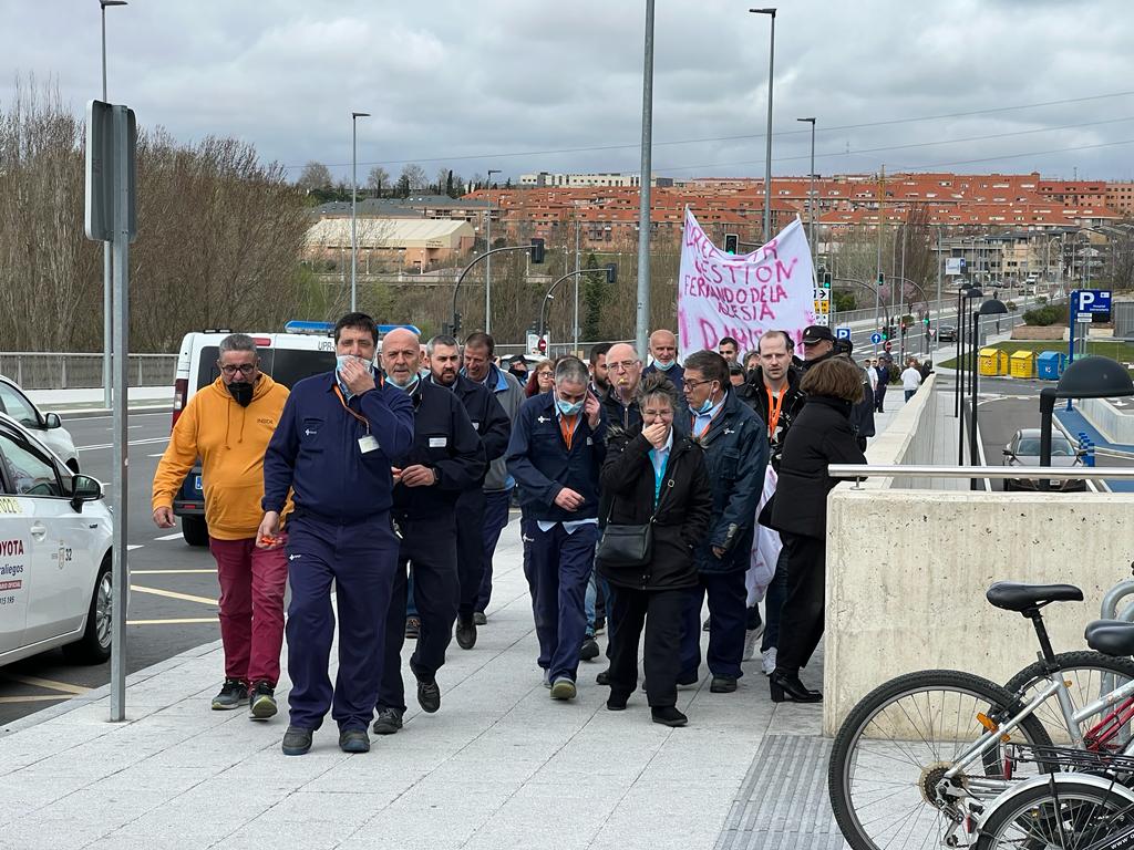 Concentración de los trabajadores de mantenimiento por la privatización del servicio en el hospital de Salamanca. Fotos S24H (14)