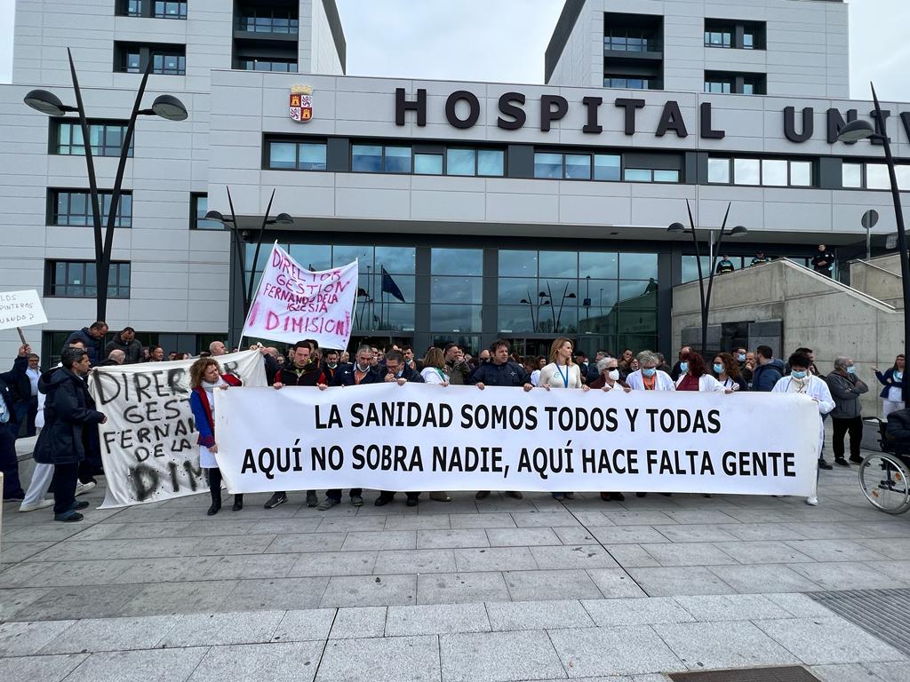 Concentración de los trabajadores de mantenimiento por la privatización del servicio en el hospital de Salamanca. Fotos S24H (19)