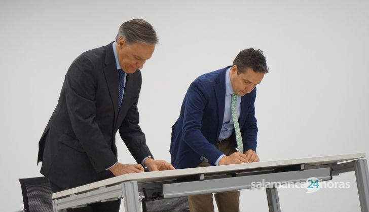Carlos García Carbayo, y el presidente de Air Institute, Juan Manuel Corchado, firman el acuerdo de cesión del Centro de IoT e Inteligencia Artificia (29)