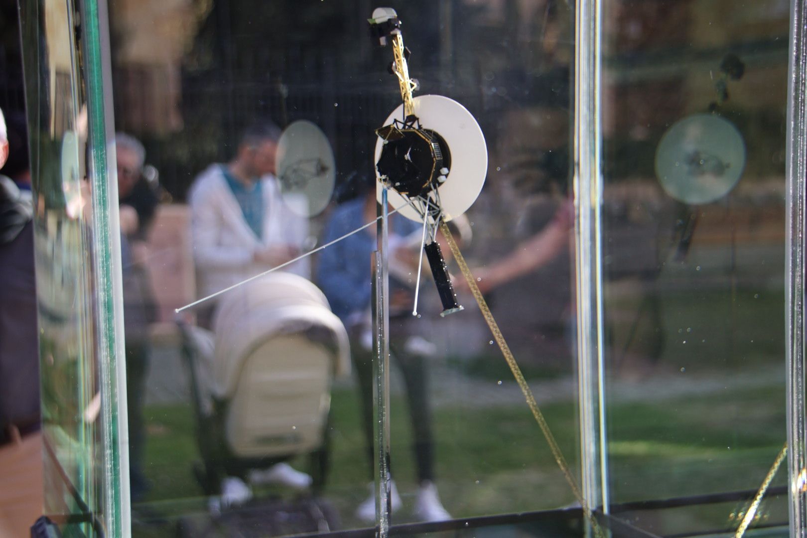 Inauguración de una maqueta de la sonda Voyager 1 que forma parte del Sistema Solar a escala de Ciudad Rodrigo, en colaboración con la Asociación Astróbiga