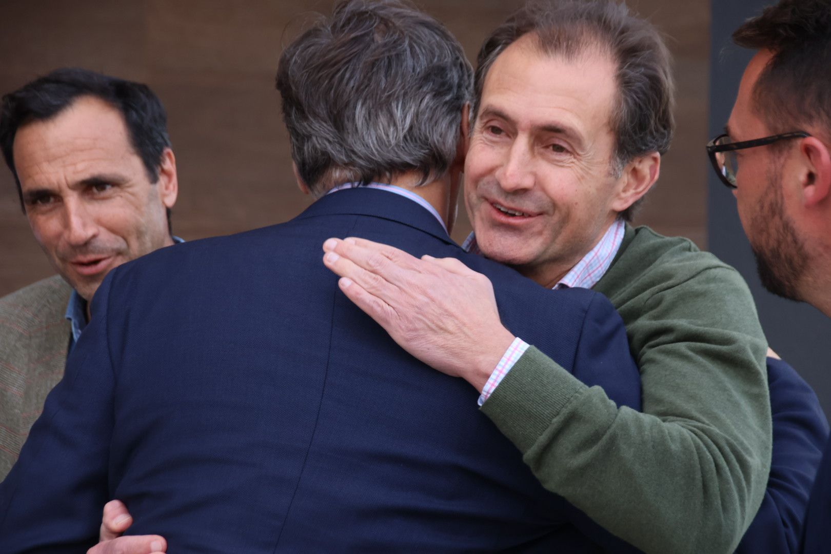 Carlos García Carbayo abraza a Enrique M. García Mariño, candidato a la alcaldía de Aldeatejada