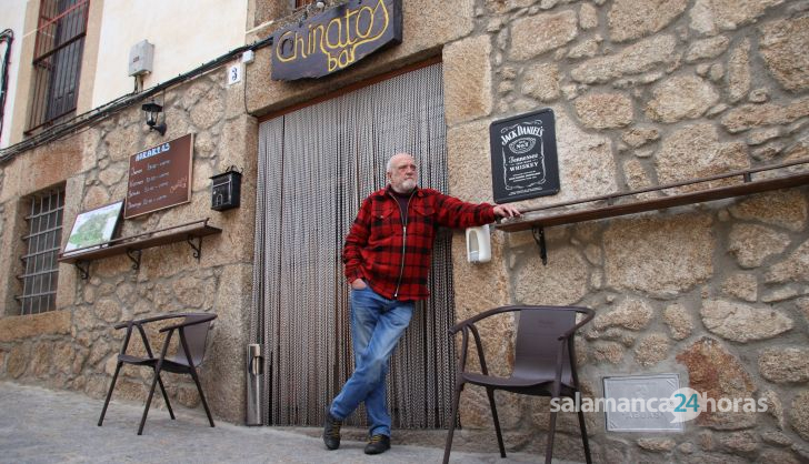 Manolo Chinato a la puerta de su bar en Puerto de Béjar 