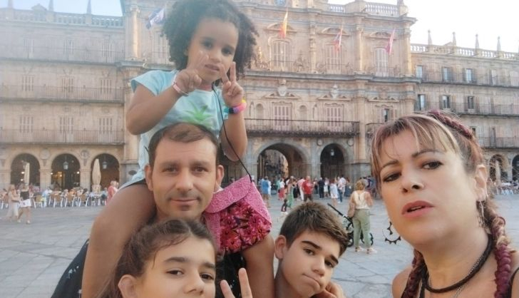 Fatma junto a su familia de acogida en la Plaza Mayor de Salamanca 