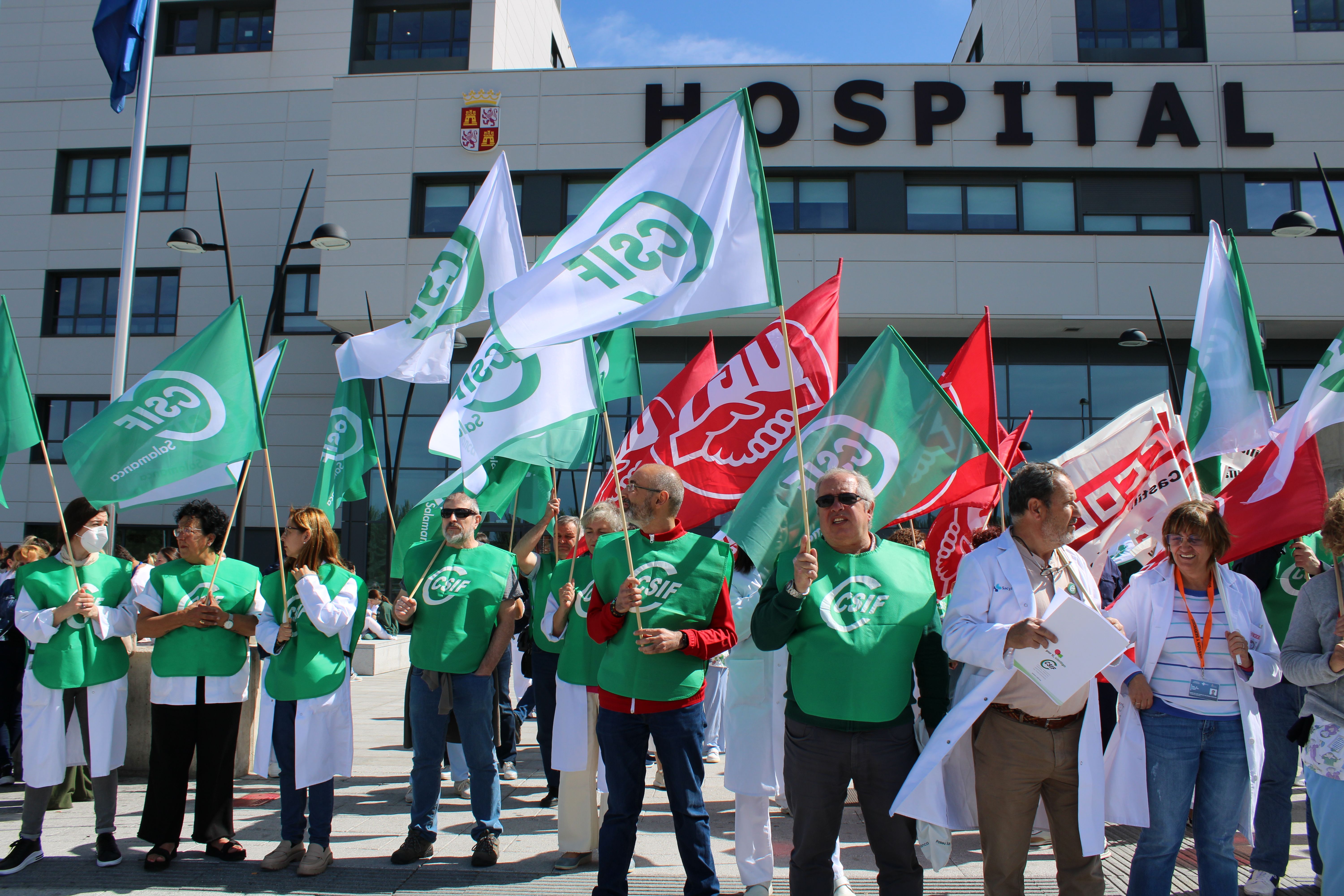 Concentración de trabajadores sanitarios frente al Hospital de Salamanca 
