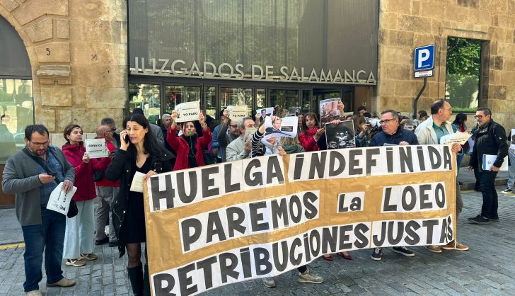 Concentración de los funcionarios de la Administración de Justicia de Salamanca en la plaza de Colón