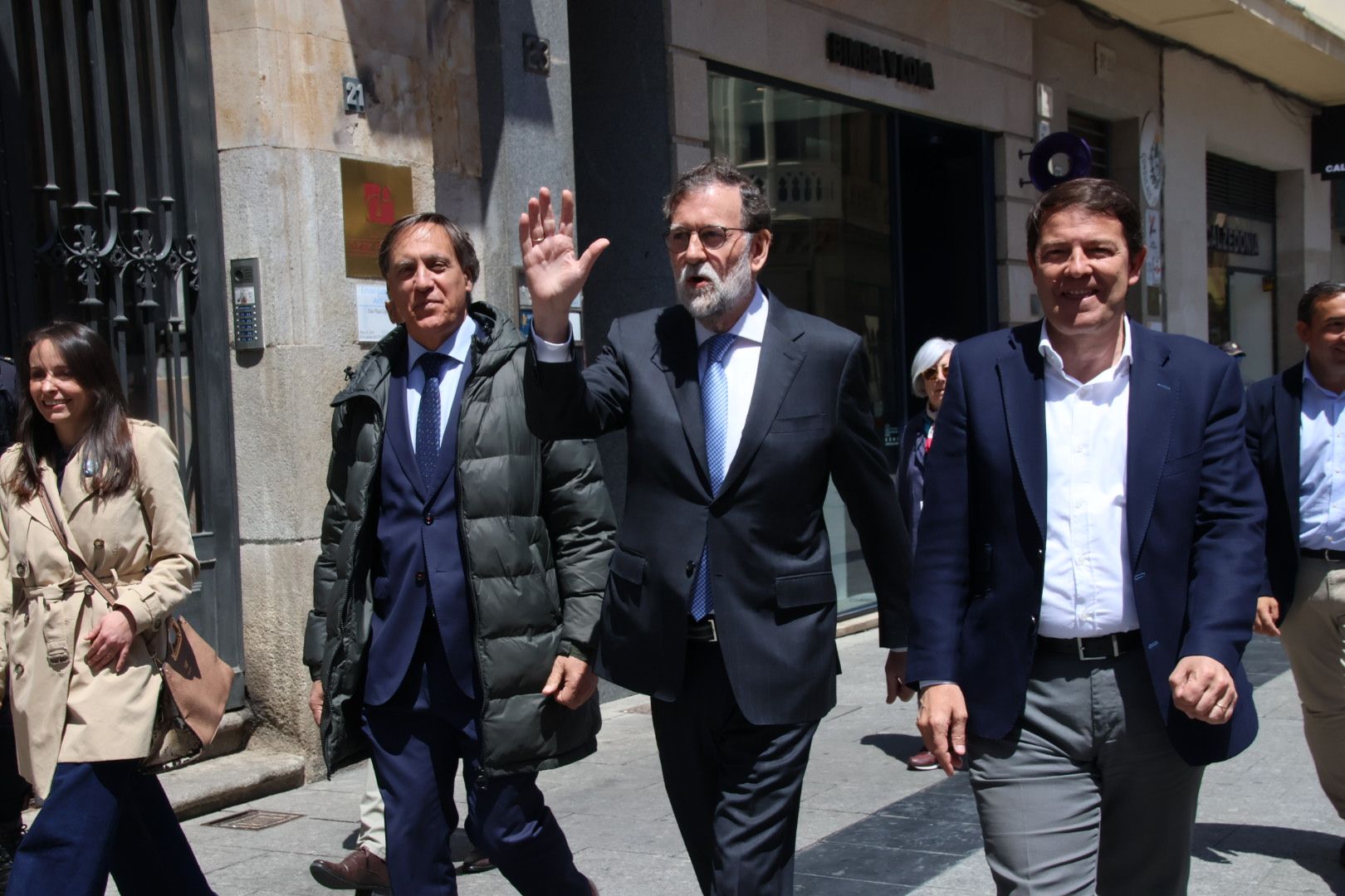 Rajoy, Mañueco y Carbayo a su llegada a la carpa del PP situada en la plaza del Liceo | Foto: Andrea M.