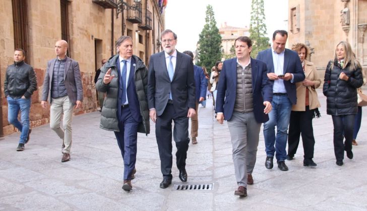 Mariano Rajoy y Alfonso Fernández Mañueco arropan a Carbayo en un mitin multitudinario en el Patio Chico