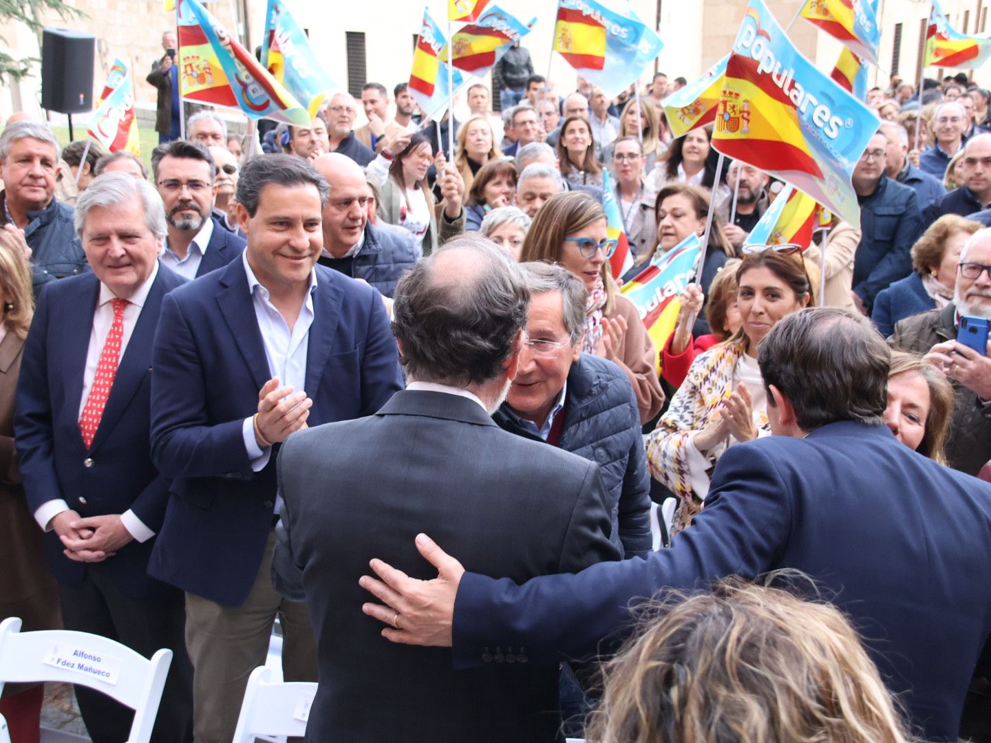 Mariano Rajoy y Alfonso Fernández Mañueco arropan a Carbayo en un mitin multitudinario en el Patio Chico