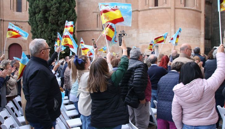 Mariano Rajoy y Alfonso Fernández Mañueco arropan a Carbayo en un mitin multitudinario en el Patio Chico