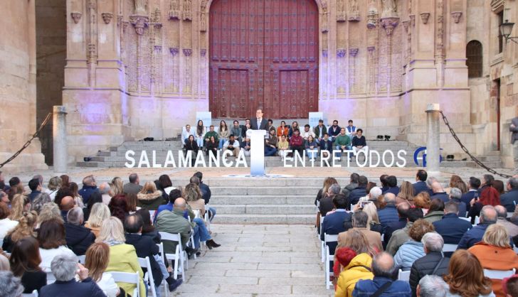 Mariano Rajoy y Alfonso Fernández Mañueco arropan a Carbayo en un mitin multitudinario en el Patio Chico