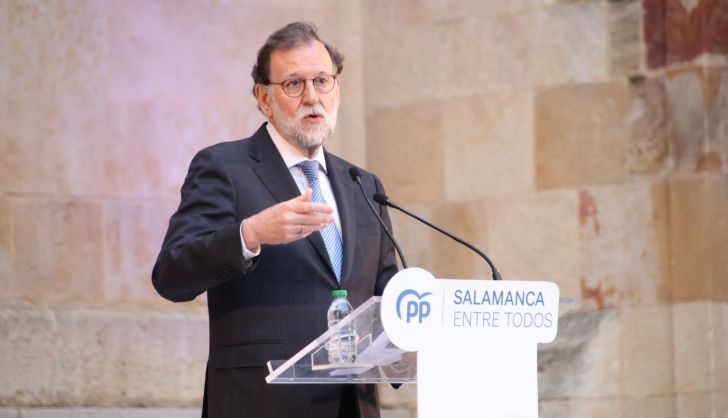 Mariano Rajoy y Alfonso Fernández Mañueco arropan a Carbayo en un mitin multitudinario en el Patio Chico