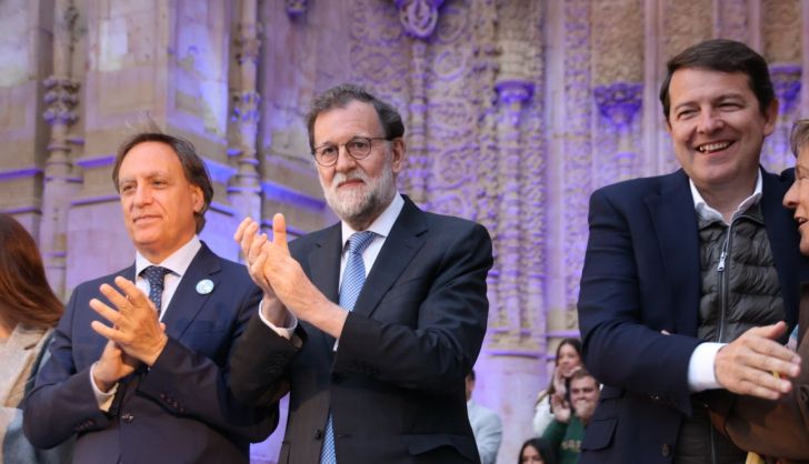 Mariano Rajoy y Alfonso Fernández Mañueco arropan a Carbayo en un mitin multitudinario en el Patio Chico