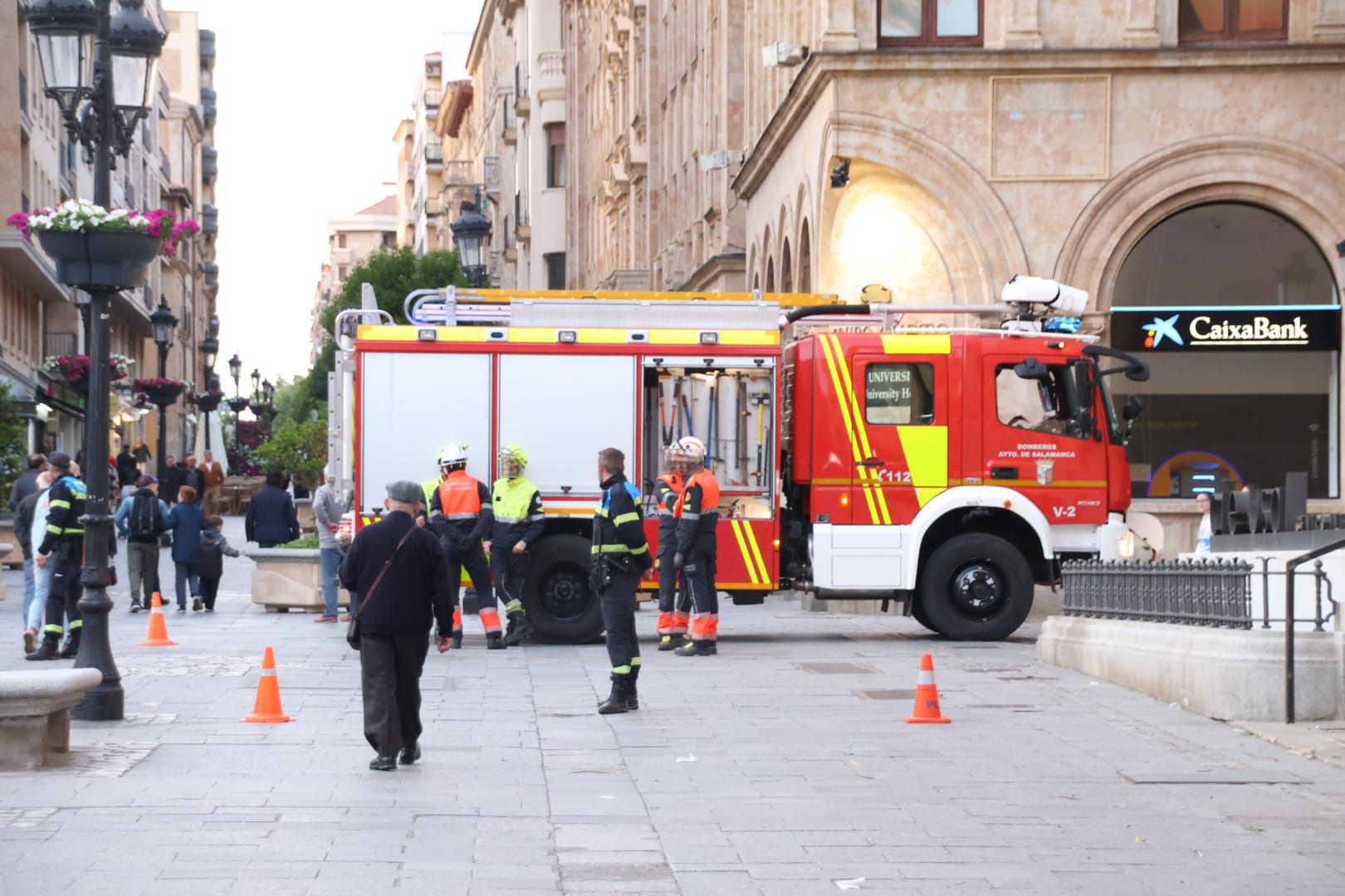 Bomberos y Policía Local en la plaza de los Bandos