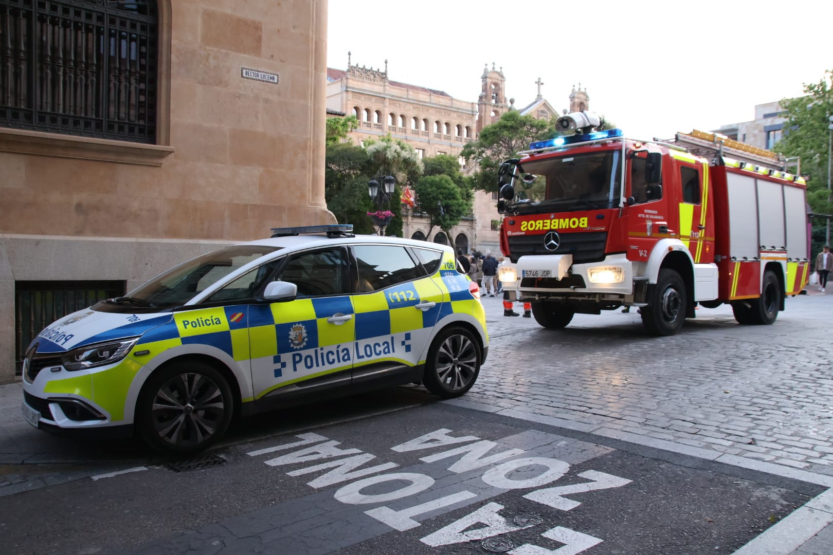 Bomberos y Policía Local en la plaza de los Bandos