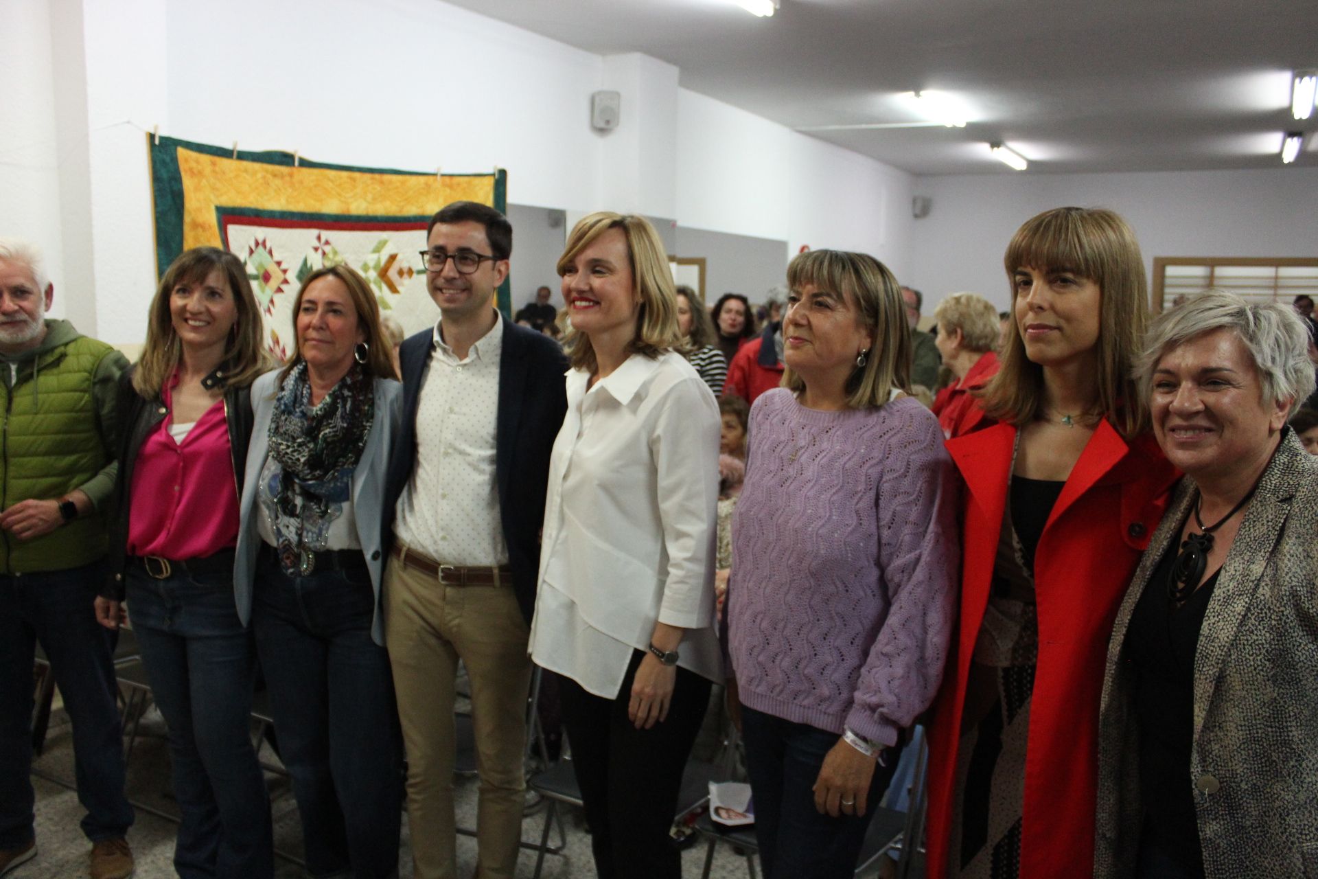 La ministra de educación, Pilar Alegría, visita la Asociación de Vecinos Amigos de Navega