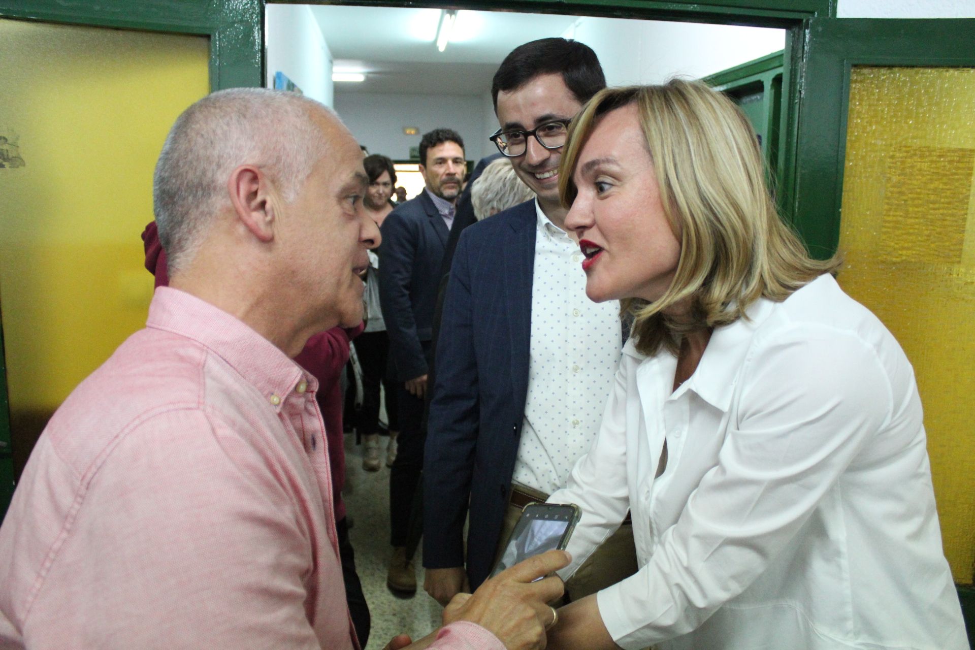 La ministra de educación, Pilar Alegría, visita la Asociación de Vecinos de Navega