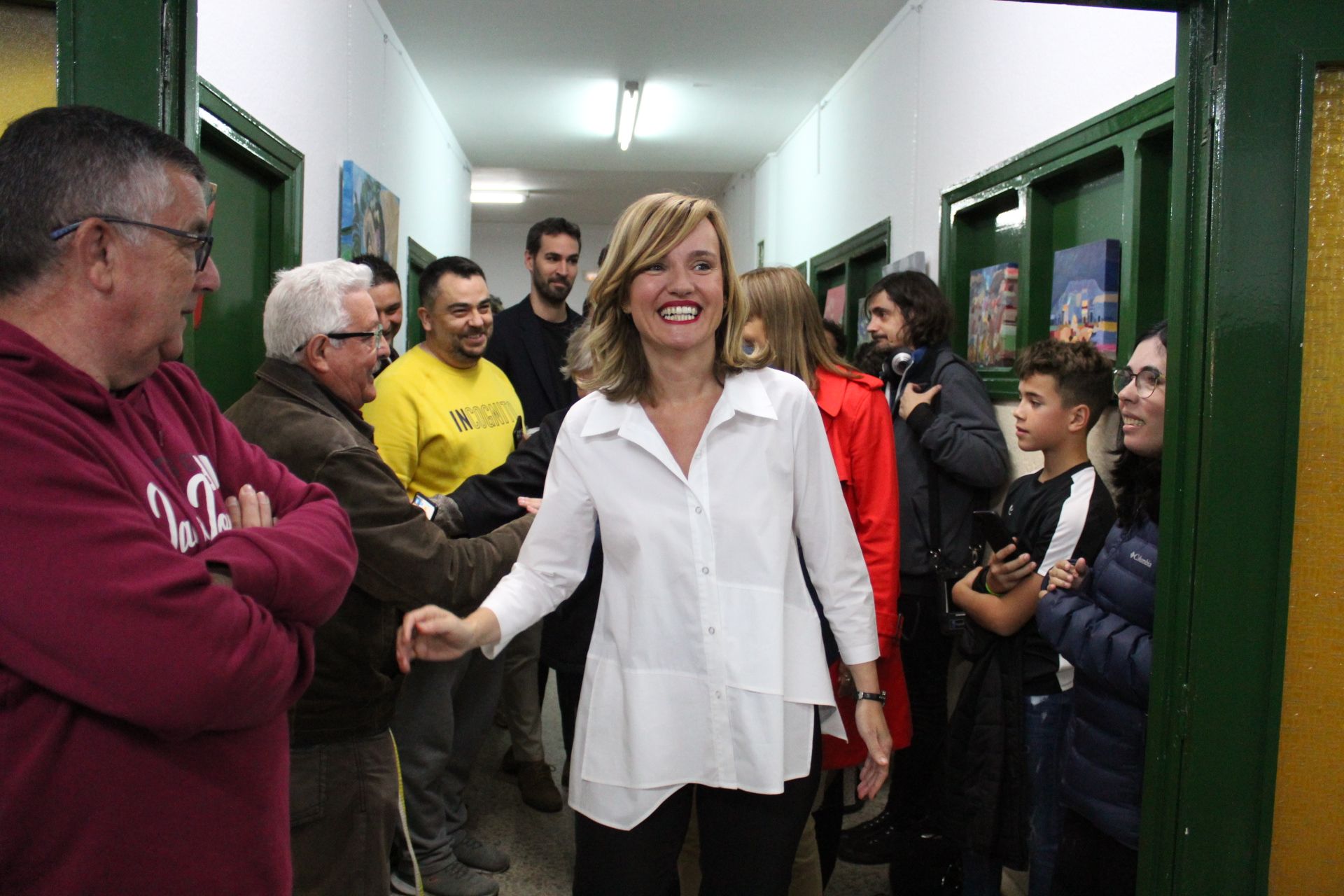 La ministra de educación, Pilar Alegría, visita la Asociación de Vecinos Amigos de Navega