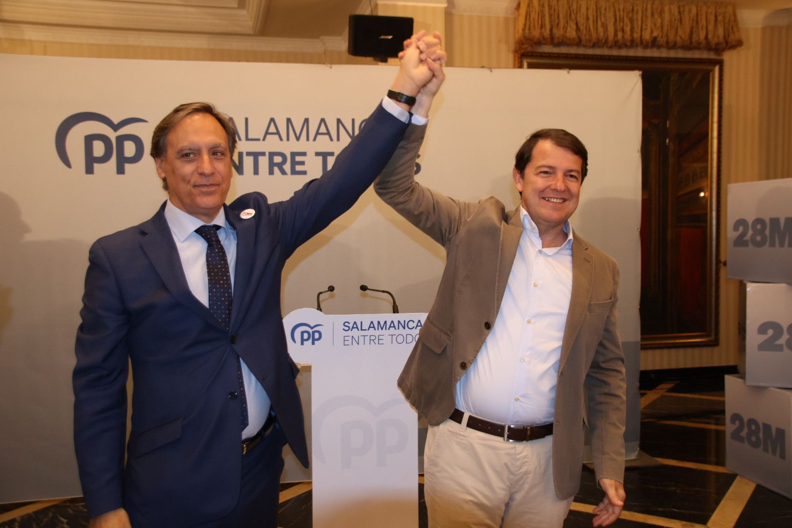 García Carbayo y Mañueco posan en el cierre de campaña