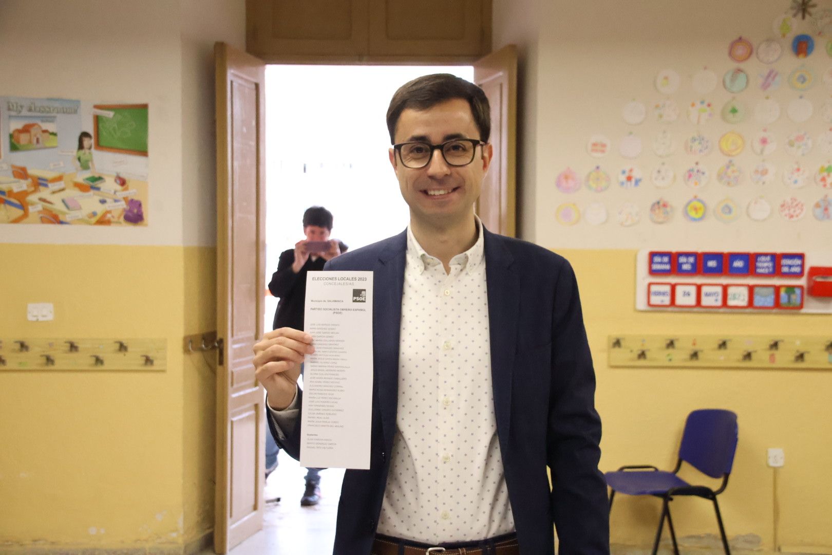 El candidato del PSOE a la Alcaldía de Salamanca, José Luis Mateos votando