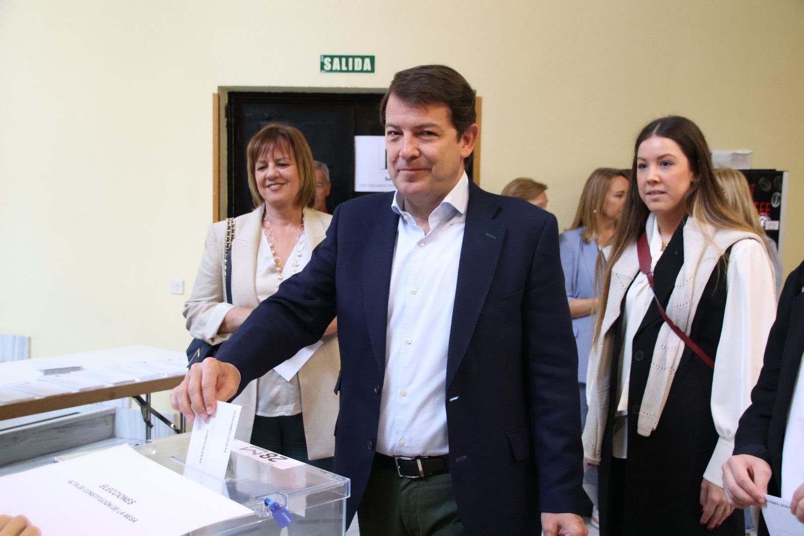 Mañueco vota en el colegio electoral