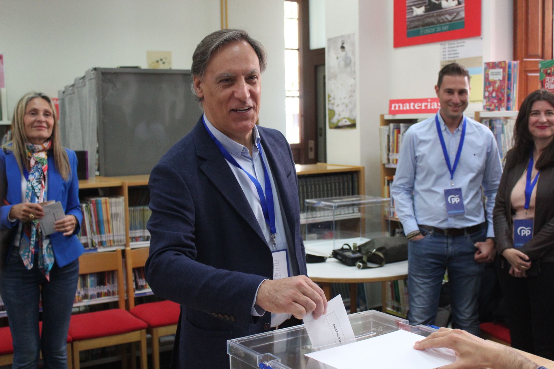 Carlos García Carbayo ejerce el derecho a voto Carlos García Carbayo ejerce el derecho a voto