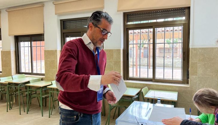 Ángel peralvo, candidato del PP en Villamayor votando