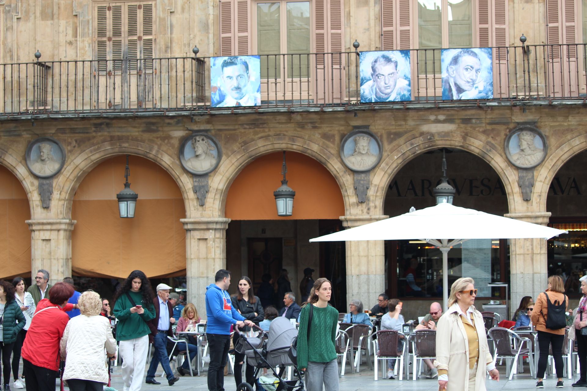 GALERÍA | Original homenaje al escritor Federico García Lorca en la Plaza Mayor 