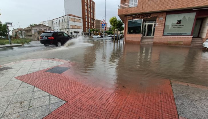 GALERÍA | Anegadas varias calles de Peñaranda a causa de una fuerte tormenta