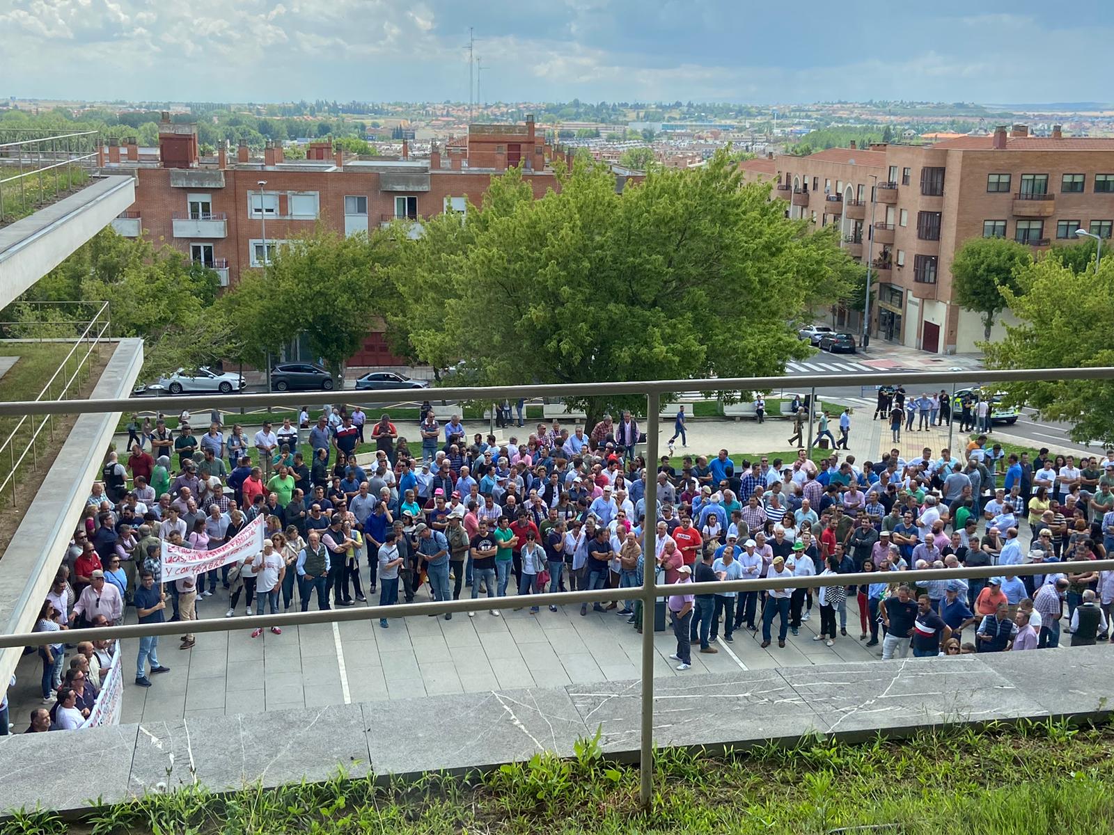 Protestas de los ganaderos frente a la Delegación Territorial de la Junta de Castilla en León en Salamanca