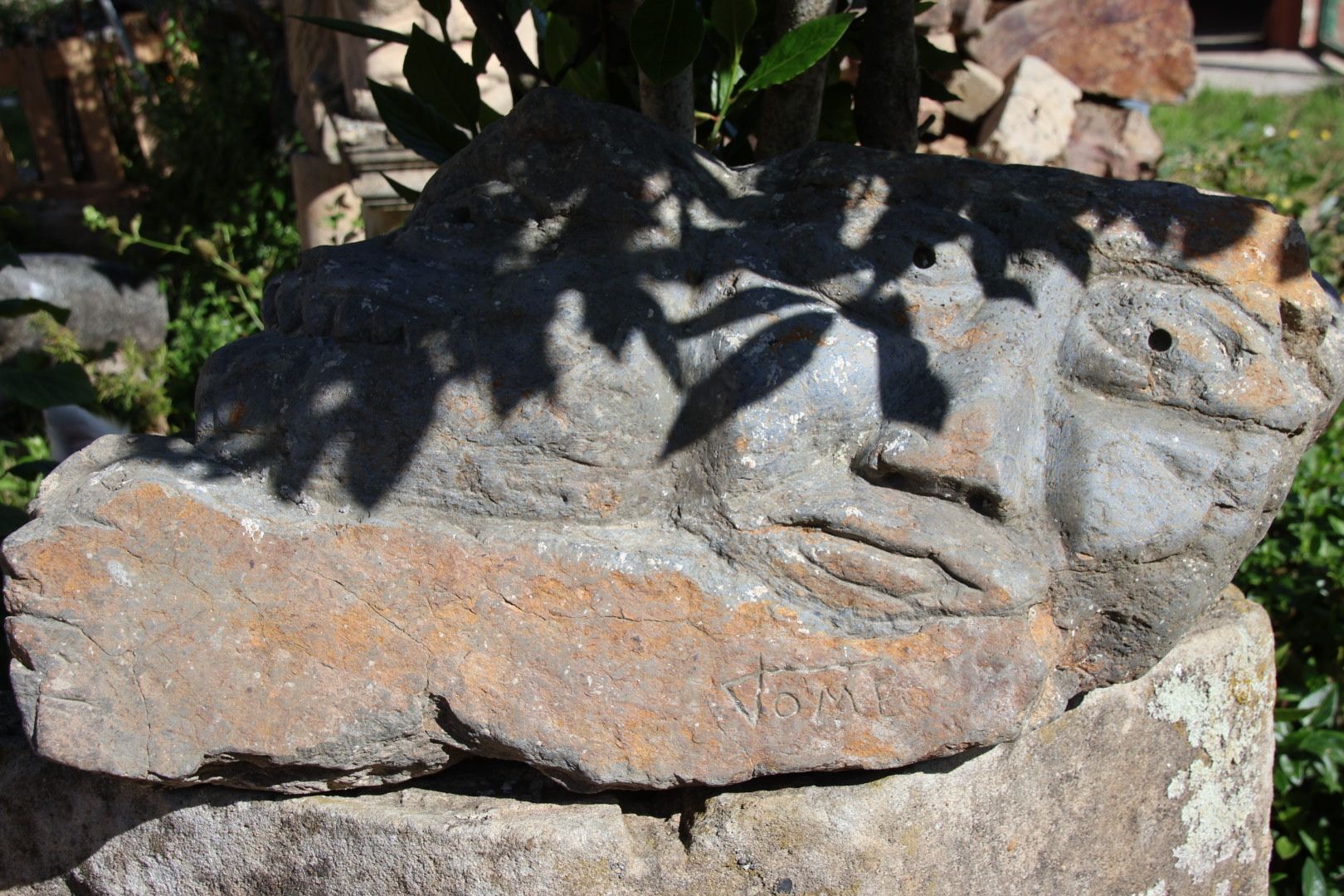Reportaje a Manuel Tomé sobre las figuras que hace con piedra de Villamayor