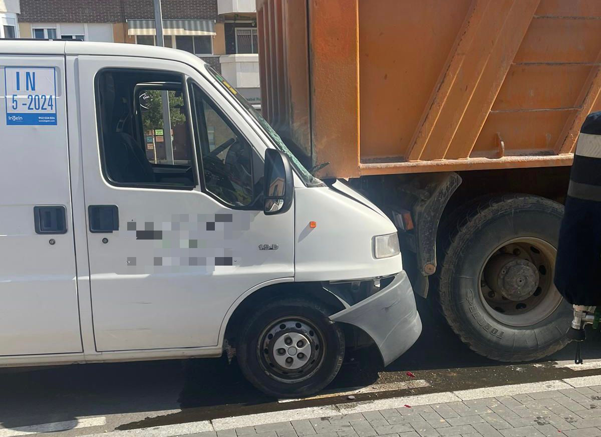 Accidente entre una furgoneta y un camión en la avenida Juan Pablo II