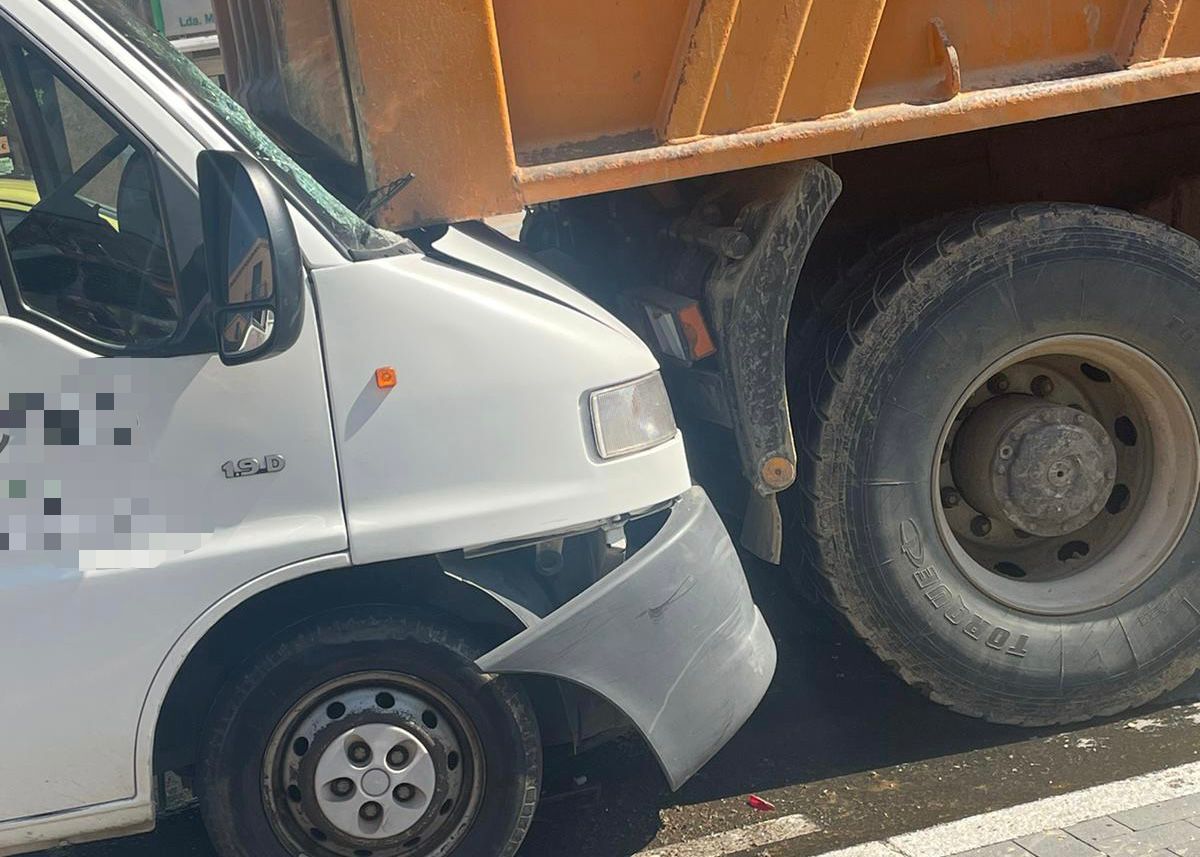 Accidente entre una furgoneta y un camión en la avenida Juan Pablo II