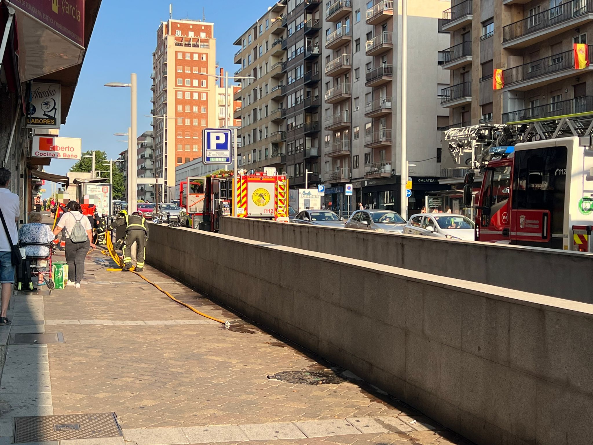 Bomberos trabajando en la avenida de Portugal