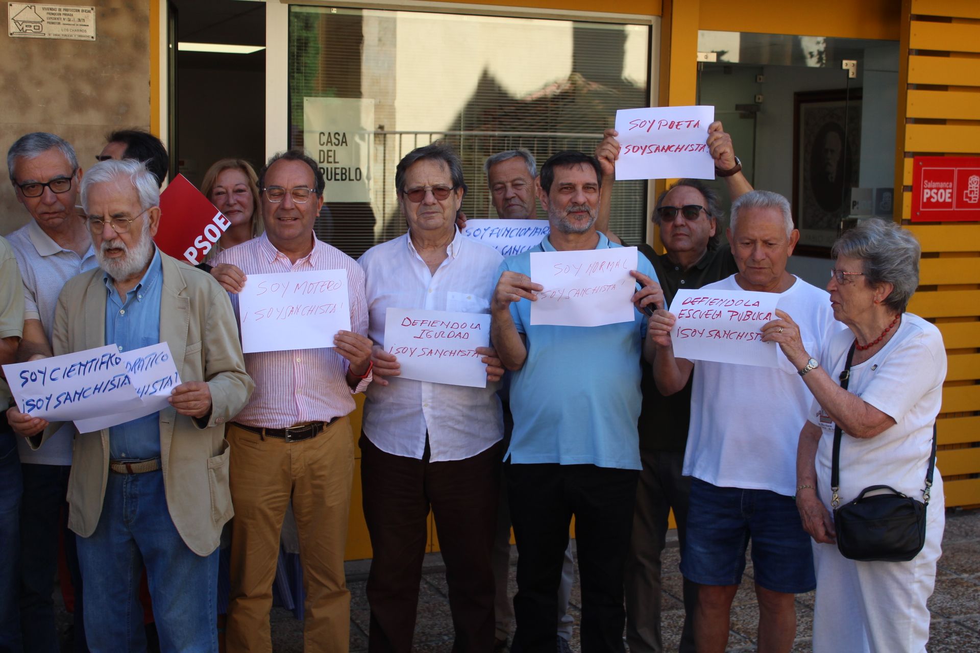 Los militantes del PSOE muestran su apoyo a Pedro Sanchez