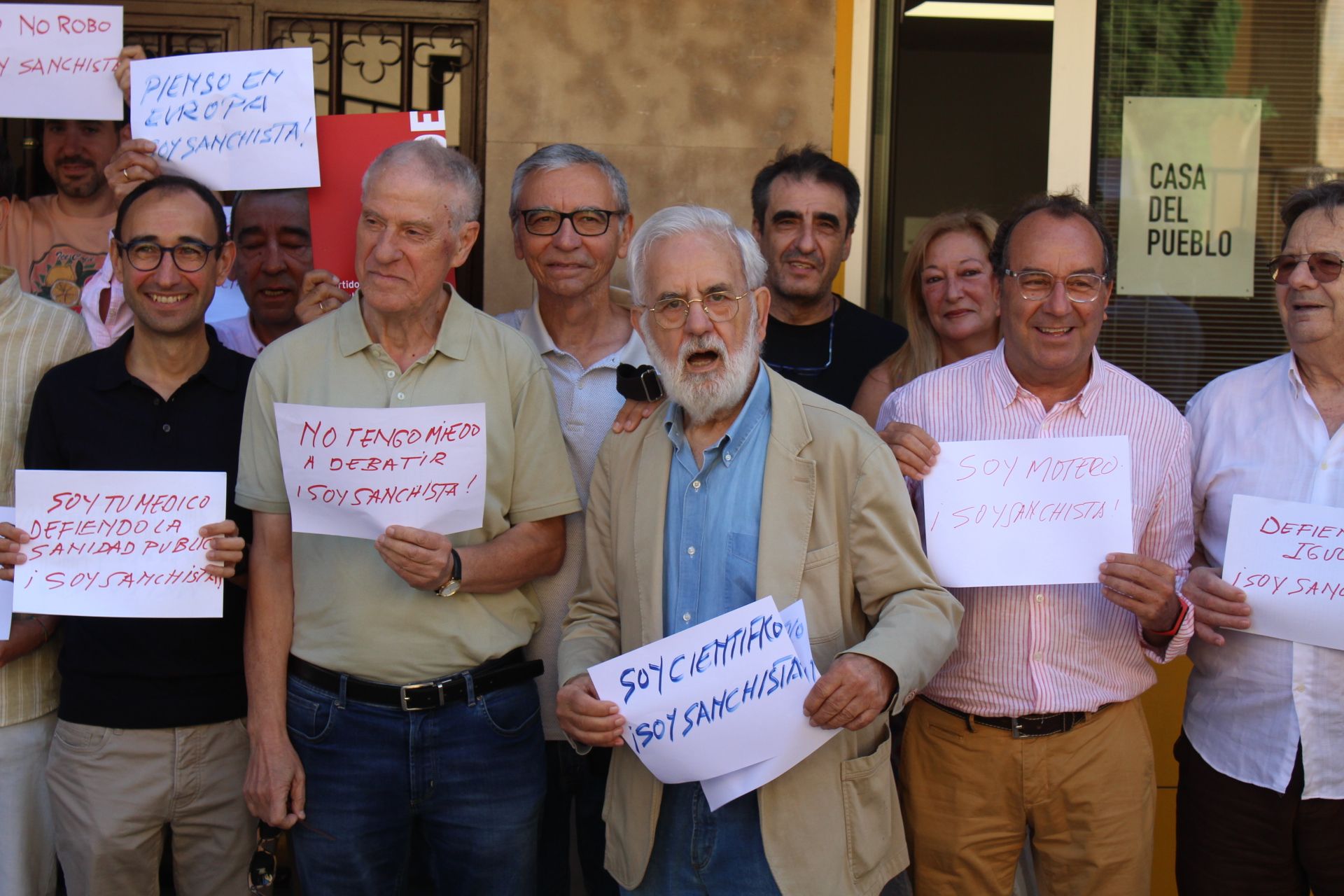 Los militantes del PSOE muestran su apoyo a Pedro Sanchez