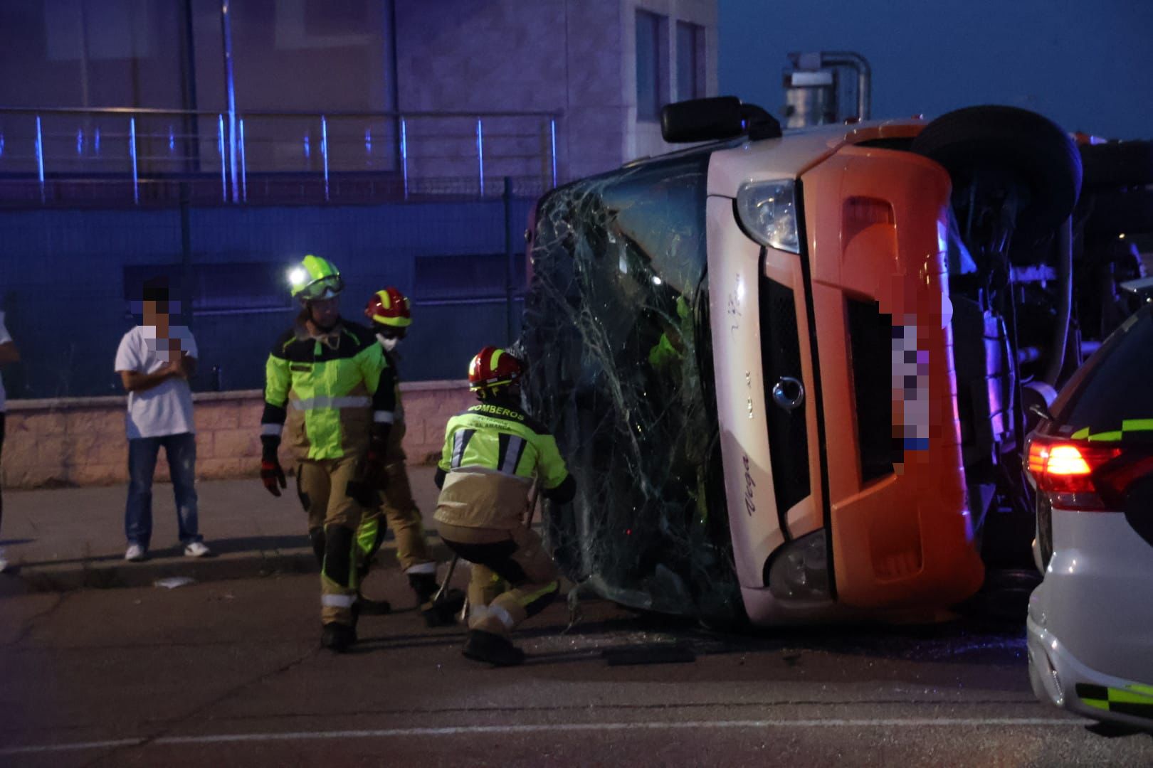 Vuelca un autobús en un brutal accidente en Carbajosa