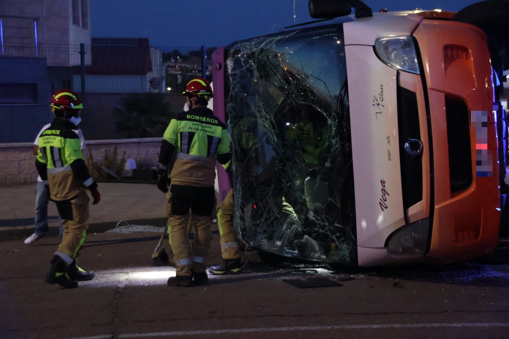 Vuelca un autobús en un brutal accidente en Carbajosa