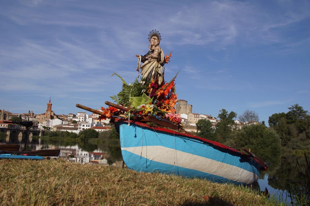 Procesión de la Virgen del Carmen por el río Tormes en Alba