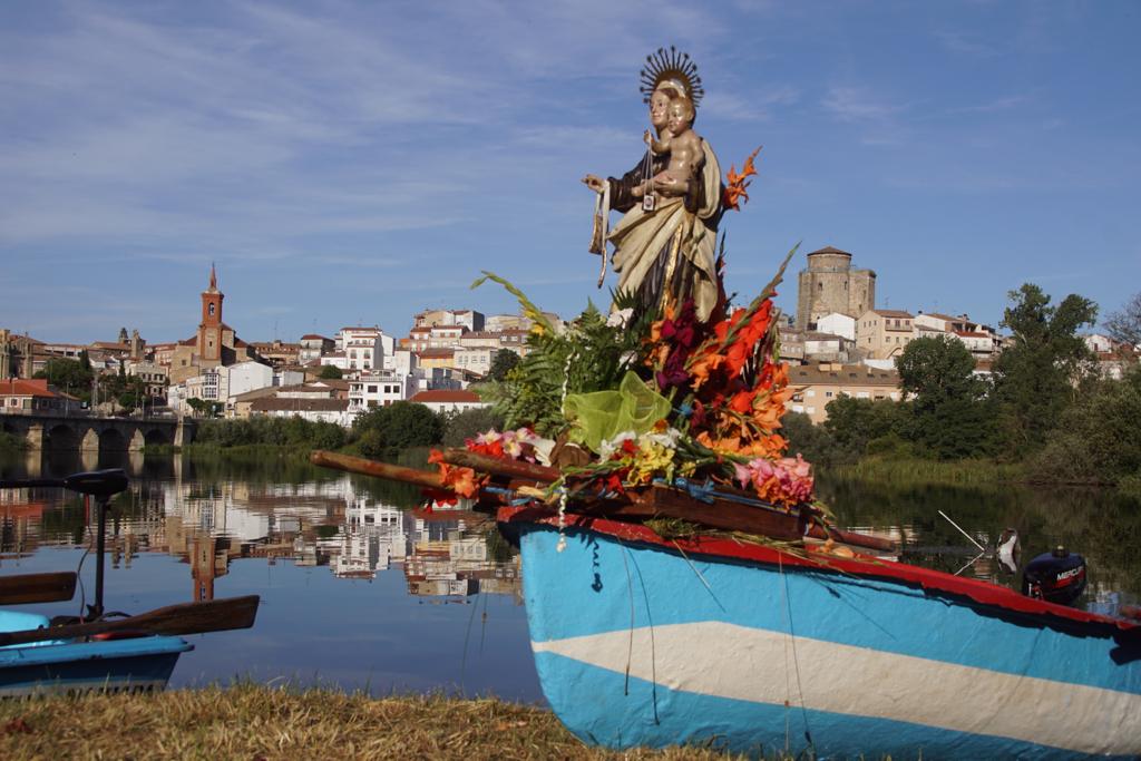 Procesión de la Virgen del Carmen por el río Tormes en Alba