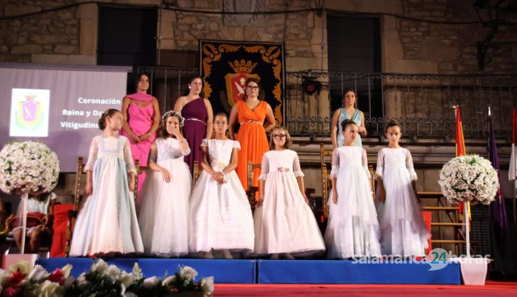 Presentación, coronación e imposición de bandas a las reinas y damas infantiles y juveniles