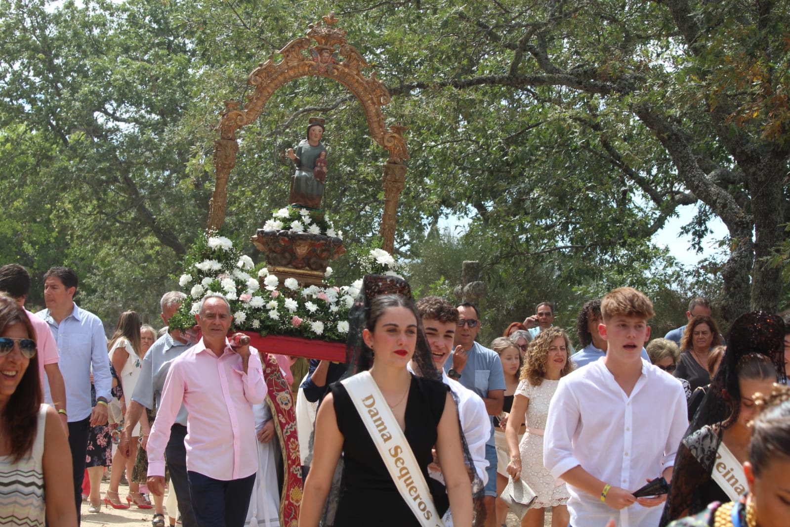 Solemne Misa en la iglesia del Robledo de Sequeros, procesión y ofertorio (4)