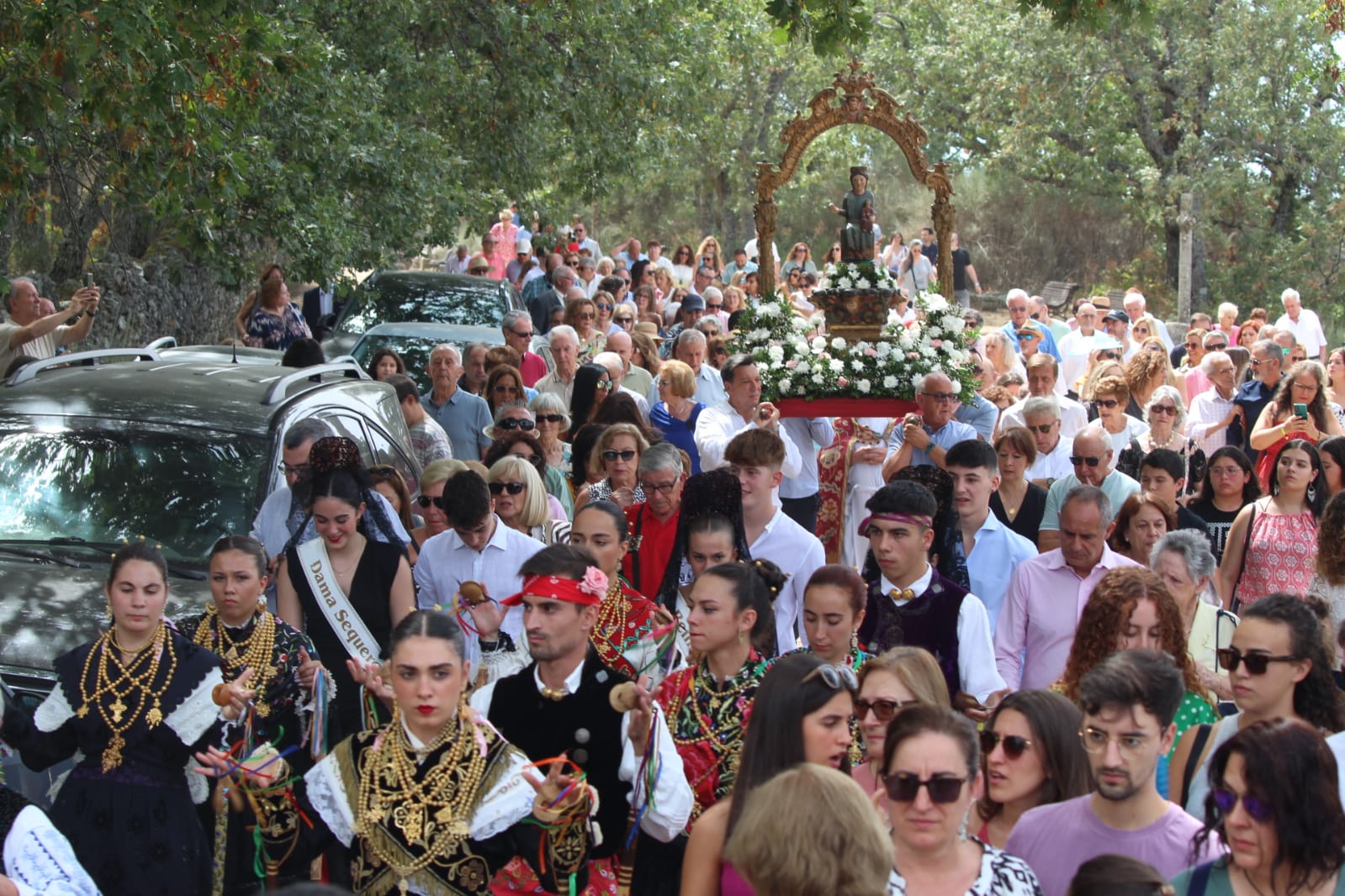 Solemne Misa en la iglesia del Robledo de Sequeros, procesión y ofertorio (6)