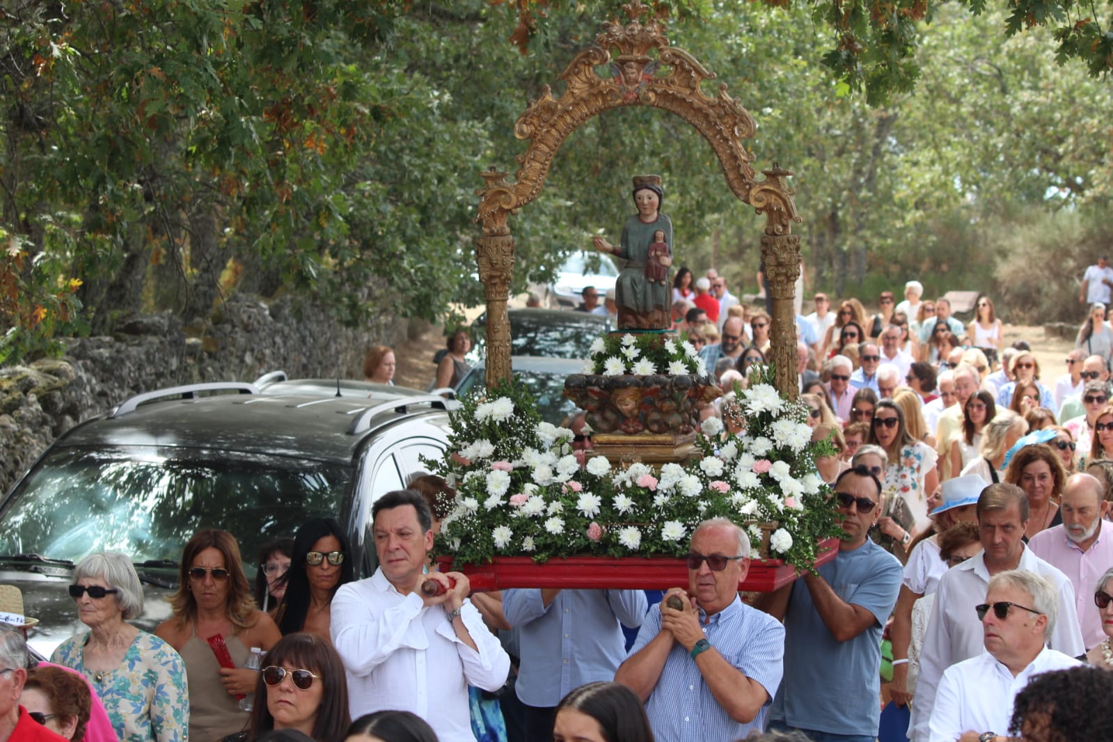 Solemne Misa en la iglesia del Robledo de Sequeros, procesión y ofertorio (8)