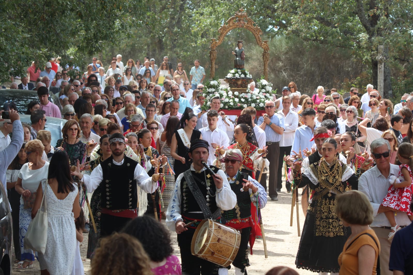 Solemne Misa en la iglesia del Robledo de Sequeros, procesión y ofertorio (9)