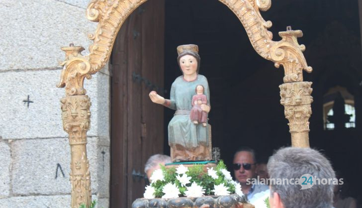 Solemne Misa en la iglesia del Robledo de Sequeros, procesión y ofertorio (35)
