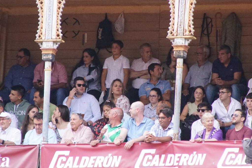 Resumen fotográfico del ambiente en los tendidos de La Glorieta durante la corrida de rejones