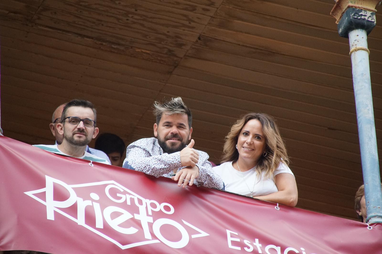 Resumen fotográfico del ambiente en los tendidos de La Glorieta durante la novillada de Lorenzo Espioja. Fotos Juanes